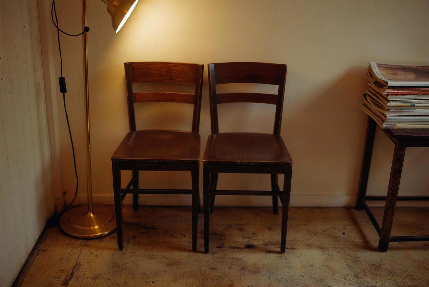 De wachthoek met twee houten stoelen en een stapel tijdschriften